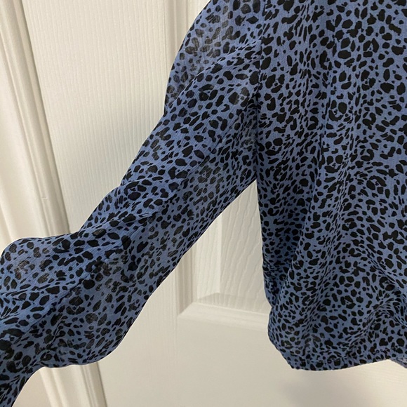 Cropped Cheetah Print Blouse - Picture 2 of 5
